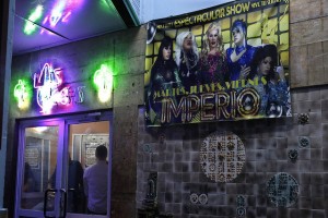 Entrada de un club nocturno del barrio El Vedado, en La Habana, que ofrece espectáculos artísticos animados por travestís y sirve de espacio de encuentro para los cubanos que integran la comunidad de lesbianas, gays, bisexuales, transexuales e intersexuales (LGBTI). Crédito: Jorge Luis Baños/IPS