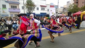 Danzantes campesinos de los Andes peruanos, durante uno de los actos inaugurales del VI Foro del Frente Parlamentario contra el Hambre de América Latina y el Caribe, celebrado en Lima entre el 15 y el 17 de noviembre. En la región más de 80 por ciento de los alimentos que se consumen provienen de los pequeños agricultores, mientras paradójicamente igual porcentaje del hambre se concentra en el área rural. Crédito: Aramís Castro/IPS