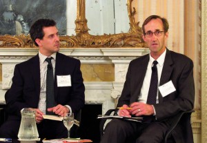 Guy Edwards, a la izquierda, y Timmons Roberts, durante la presentación de su libro sobre la fragmentación con que América Latina se presenta ante las cruciales negociaciones climáticas de París, en la sede del Consejo de las Américas, enNueva York. Crédito: Fabíola Ortiz/IPS