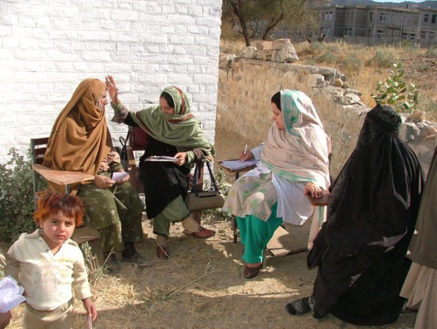 Mujeres examinadas por médicas en un campamento de Waziristán del Norte, uno de los siete distritos de las FATA, en Pakistán. Crédito: Ashfaq Yusufzai / IPS