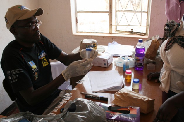El técnico laboratorista Herbert Mtopa recoge muestras biológicas en una clínica de Zimbabwe para evaluar la exposición de las mujeres y los niños a las aflatoxinas. Crédito: Busani Bafana / IPS