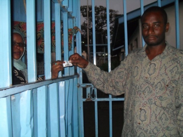 Mohammed Omar compra un boleto para utilizar los baños en el mercado Kongowea, de Kenia, donde unas 1.500 personas utilizan los servicios sanitarios cada día. Crédito: Miriam Gathigah/IPS