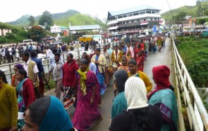 Marcha de protesta de las trabajadoras del té por salarios más altos y contra la dominación masculina en la política sindical en Munnar, en el sur del estado indio de Kerala. Crédito: K.S. Harikrishnan / IPS