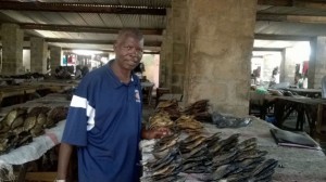 Hadon Sichali en su puesto en el mercado de Zambia. Crédito: Friday Phiri / IPS