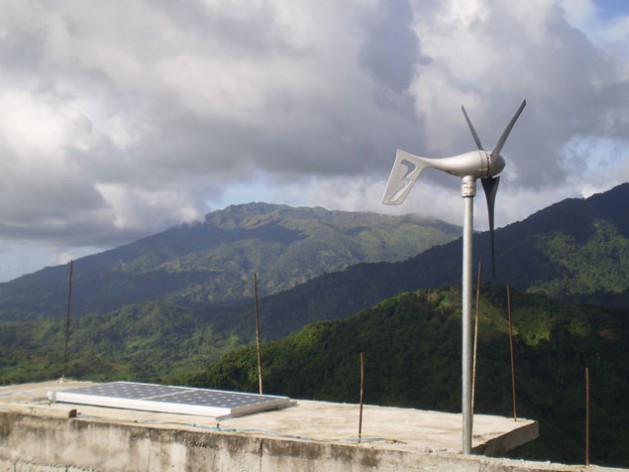 El elevado costo de la electricidad en el Caribe lleva a muchas personas a instalar fuentes alternativas de energía. Crédito: Zadie Neufville/IPS.
