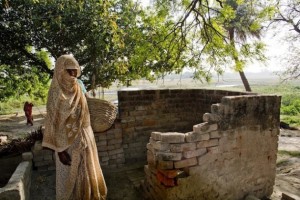 Una mujer dalit junto al baño de una casa de casta alta en la localidad india de Mainpuri, donde se produjeron actos de violencia contra quienes intentan abandonar la profesión de “recolectoras manuales” de heces. Crédito: Shai Venkatraman/IPS