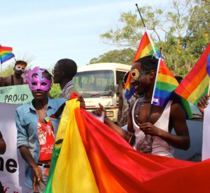 Participantes de una marcha por los derechos de la población LGTB realizada en Uganda en agosto. Crédito: Amy Fallon / IPS