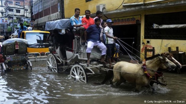 Una calle inundada en Dacca.