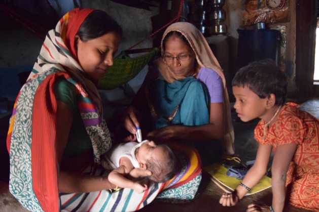 La trabajadora de la salud Urmila Kasdekar revisa a un recién nacido en la aldea de Berdaballa, en el oeste de India. Crédito: Stella Paul/IPS.