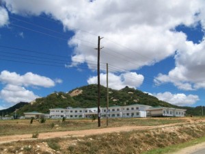 Las residencias estudiantiles de la Universidad de Dodoma, en Tanzania, gozarán de electricidad sin cortes gracias a un proyecto de energía solar. Crédito: Kizito Makoye/IPS