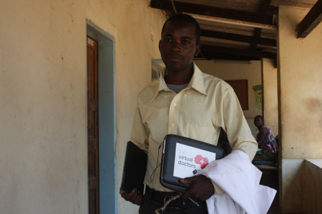 El paramédico Kennedy Mulenga, de la clínica de Ngwerere, carga una vieja netbook de Virtual Doctors en su mano izquierda y una nueva tableta, en la derecha. Crédito: James Jeffrey/IPS.