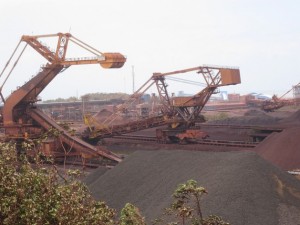 Un depósito de hierro aguarda para ser cargado y transportado a China en el puerto de Ponta Madeira, en el norte de Brasil. La industria extractiva es la locomotora que no se ha parado en el país y modera la caída de la economía en otros sectores. Crédito: Mario Osava/IPS