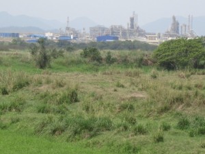 La crisis económica en Brasil ha generado la parálisis de muchos proyectos de construcción y de la industria en Brasil, como el Complejo Petroquímico del Estado de Río de Janeiro. Crédito: Mario Osava/IPS