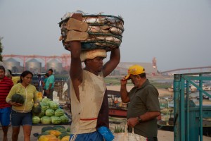 Un pescador lleva su captura del día en el mercado de la ciudad de Santarém, desde la playa que ahora dominan los silos del puerto fluvial, en la confluencia del río Tapajós con el Amazonas, en el estado de Pará, en el norte de Brasil. Crédito: Gonzalo Gaudenzi/IPS