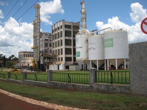 Una planta industrial de azúcar y etanol, en Sertãozinho, en el sureño estado de São Paulo, en Brasil. La industria cañera fue afectada por el actual gobierno con sus subsidios a la gasolina, golpeando al etanol. Uno de los factores de la depresión industrial en ese estado donde se concentra más de mitad de la producción local de azúcar y etanol. Crédito: Mario Osava/IPS