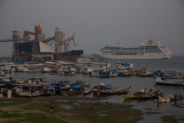 Parte del terminal portuario y logístico de la compañía estadounidense de Cargill en la ciudad de Santarém, que empequeñece a las barcas tradicionales de la cuenca amazónica, en la ribera del río Tapajós, en el norte de Brasil. Crédito: Fabiana Frayssinet/IPS