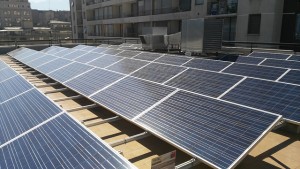 Los paneles solares son la parte de la geografía de variados países en América Latina, en particular en instituciones públicas, como estos instalados en el techo del Ministerio de Medio Ambiente de Chile. Crédito: Marianela Jarroud/IPS