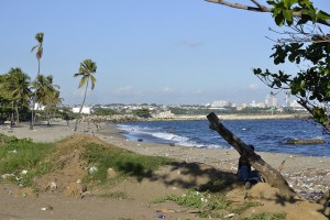Desembocadura del Ñagá, un río de aguas oscuras y cauce estrecho por los vertidos industriales y la pérdida de sus manglares, en la costera ciudad de Bajos de Haina, en República Dominicana. Crédito: Dionny Matos/IPS