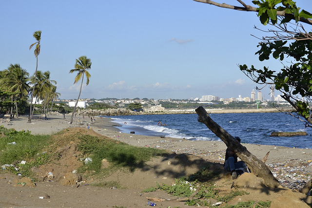 Vista de la playa de Gringo y al fondo la ciudad de Bajos de Haina, el principal centro industrial y portuario de República Dominicana y también la tercera ciudad más contaminada del mundo. Crédito: Dionny Matos/IPS