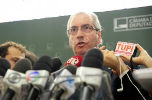 Eduardo Cunha, presidente de la Cámara de Diputados de Brasil, entre un enjambre de micrófonos, al anunciar su decisión de acoger el pedido de un proceso político contra la presidenta Dilma Rousseff, que podría conducir a su destitución. Crédito: Alex Ferreira/Cámara de Diputados