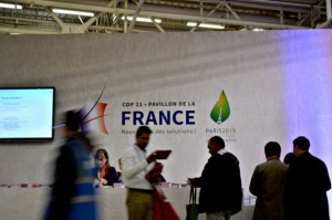 La COP21, organizada y presidida por Francia, se movió con celeridad bajo presión del gobierno anfitrión, con el objetivo de acordar un tratado climático universal, el llamado Acuerdo de París. Crédito: Diego Arguedas Ortiz/IPS.