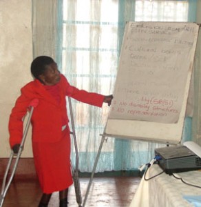 La activista Zipha Moyo realiza una presentación en Harare sobre la exclusión de las personas con discapacidad de los programas contra el VIH/sida. Crédito: Jeffrey Moyo / IPS