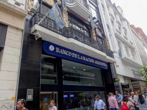 Banco de la Nacion Argentina, en el centro de Buenos Aires. Con el fin de las restricciones cambiarias, ahora se puede comprar y vender dólares en casas de cambio y bancos. Credito: Fabiana Frayssinet/IPS.
