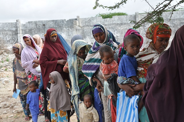 Mujeres con sus hijos hacen fila en la clínica de salud del campamento de Badbaado, en las afueras de Mogadiscio, Somalia, a donde llegaron huyendo de la sequía. Crédito: Abdurrahman Warsameh/IPS