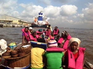 Mujeres rumbo a la ciudad de Lagos para vender el pescado ahumado con sus nuevas cocinas que funcionan con energía solar. Crédito: Augustina Armstrong Ogbonna.
