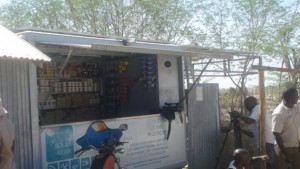 Uno de los quioscos solares con productos a la venta. Además de bebidas y comestibles, ofrece accesorios y servicios como el de recargar el celular. Crédito: Justus Wanzala/IPS.
