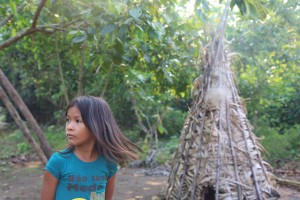 Niña de la aldea indígena Sawré Muybu en el curso medio del río Tapajós, entre los municipios de Itaituba y Trairao, estado de Pará, Brasil. Crédito: Fabiana Frayssinet/IPS.