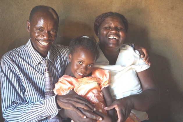 Gracias a los programas para evitar la transmisión vertical del VIH, Nokuthula Mukonto, de tres años, no es portadora del virus del sida, a pesar de que sus padres son seropositivos. Crédito: Jeffrey Moyo/IPS.