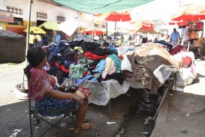Las filtraciones en las redes hidráulicas urbanas, como este en el mercado Pequeño Haití, en Santo Domingo, provocaron pérdidas de agua durante la larga sequía en República Dominicana. Crédito: Dionny Matos/IPS