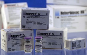 Muestra en una feria en La Habana del medicamento HebertPro-P desarrollado por el Centro de Ingeniería Genética y Biotecnología de Cuba y que ayuda ayuda a evitar las amputaciones por ulceraciones profundas que provoca la diabetes. Crédito: Jorge Luis Baños/IPS