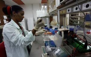 Una científica del Centro de Ingeniería Genética y Biotecnología de Cuba realiza pruebas de laboratorio en la sede de la institución en la ciudad de Camagüey. Crédito: Jorge Luis Baños/IPS