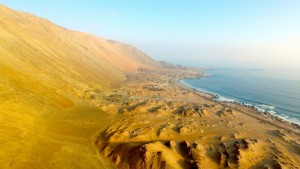 Vista aérea de la zona donde se emplazará el proyecto Espejo de Tarapacá, que producirá 300 megavatios de electricidad utilizando agua del mar y energía solar, en una innovadora central reversible y de generación continua, que se emplazará en el norte de Chile, en el desierto de Atacama. Crédito: Gentileza de Valhalla Energía