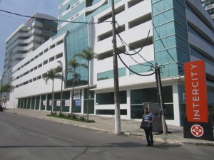 Uno de los muchos edificios que quedaron vacíos y sin uso en la ciudad de Itaboraí, en el suroriental estado de Río de Janeiro, en Brasil, al reducirse drásticamente un proyecto petroquímico de la empresa petrolera Petrobras. Crédito: Mario Osava/IPS