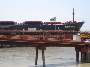 Un buque espera ser cargado en el puerto Punta da Madeira, en São Luis, en el noreste de Brasil, por donde sale el mineral de hierro, el primer producto de exportación del país, cuyo precio está hondamente afectado por la caída en las cotizaciones de las materias primas, incluidas las extractivas. Crédito: Mario Osava/IPS