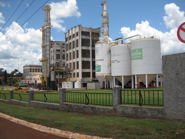 Una planta industrial de azúcar y etanol, en Sertãozinho, en el estado de São Paulo. La industria cañera retrocedió en Brasil durante el gobierno de Dilma Rousseff, por su subsidio a la gasolina, golpeando su competidor directo, el etanol. Crédito: Mario Osava/IPS