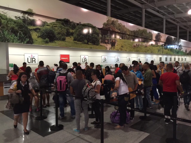 Parte de los 180 migrantes cubanos que la noche del martes 12 salieron del aeropuerto Daniel Oduber, en el norte de Costa Rica, mientras se registraban para el vuelo de prueba, que abre una salida para la crisis iniciada en noviembre de 2014. Crédito: Ministerio de Relaciones Exteriores de Costa Rica