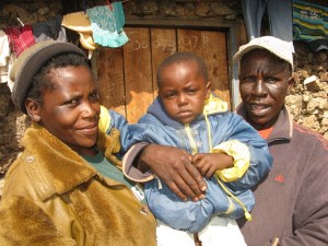 El VIH/sida es una de las principales causas de muerte en los países de bajos ingresos. En la imagen, una pareja seropositiva con su hijo en Kenia. Crédito: Isaiah Esipisu/IPS.
