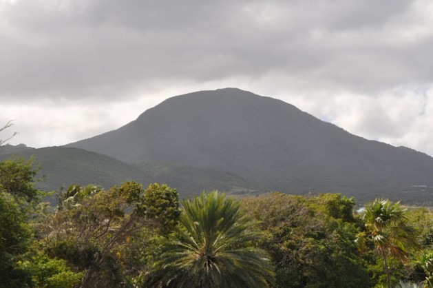 El monte Nieves se encuentra en el centro de la isla volcánica homónima, que tiene grandes reservas de energía geotérmica. Crédito: Desmond Brown / IPS
