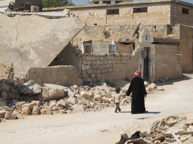 Madre e hijo cerca de Ma'arat Al-Numan, una zona rebelde de Siria, en 2013. Crédito: Shelly Kittleson/IPS.