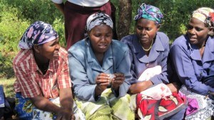 Mujeres de Meru, Kenia, analizan una copa menstrual. Crédito: UNFPA