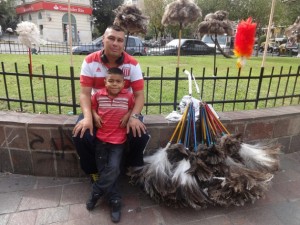 Pese a su caída en 15 puntos durante la última década, todavía 35 por ciento de las personas ocupadas en Argentina trabajan en el sector informal, como Daniel Reynoso, quien mantiene a su familia con la venta de plumeros en una arteria céntrica de Buenos Aires. Crédito: Fabiana Frayssinet/IPS