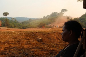 La campesina Rosineide Maciel contempla la reconstruccion de la carretera BR-163 en el municipio de Itaituba en el estado de Pará, Brasil. Crédito Fabiana Frayssinet/IPS.