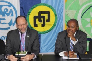 El secretario general de la Comunidad del Caribe (Caricom), Irwin LaRocque (izquierda), y el ministro de Ambiente y Desarrollo Sostenible de Santa Lucía, Jimmy Fletche (derecha). Crédito: Desmond Brown/IPS