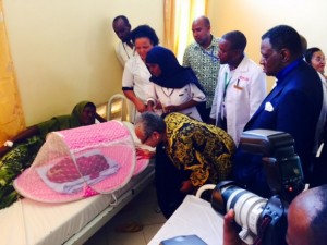 Margaret Kenyatta, la primera dama de Kenia, visita un centro de salud materna en el condado de Mandera, ante la atenta mirada de Babatunde Osotimehin, director ejecutivo del UNFPA, el 6 de noviembre de 2015. Crédito: UNFPA