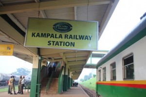 ¡Todos a bordo! La estación de Kampala, otrora desierta, reabrió sus puertas. Crédito: Amy Fallon / IPS