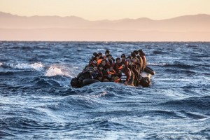 Migrantes y refugiados en el mar Egeo. Hay más de 60 millones de personas desplazadas dentro de sus propios países o refugiadas en el extranjero. Crédito: MOAS.EU/Jason Florio